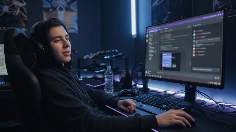 How dark mode interfaces reduce player fatigue